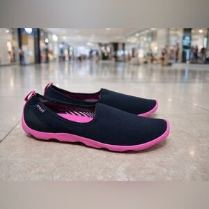 Crocs Busy Day Slip On Women’s Flats Black Pink Comfort Shoes W8 Lightweight